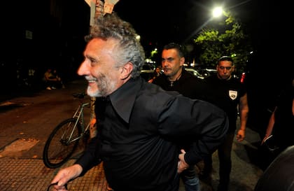 "Hay una nueva Buenos Aires salvaje, under y sofisticada. ¡Volvió Baires a ser ese laboratorio dislocado de siempre! Qué alegría, la rabia, el amor, la música y las palabras tan vibrantes otra vez. Todo de la mano de FEA. Les amo. ¡Gracias por dejarme ser con ustedes!", expresó el intérprete de "El amor después del amor" a través de sus redes sociales