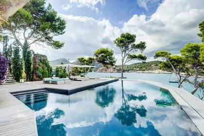 Hay una piscina al aire libre y acceso directo al mar