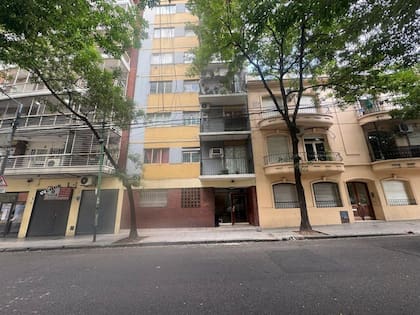 Hay una unidad en venta en el séptimo piso,el de abajo de Sarlo