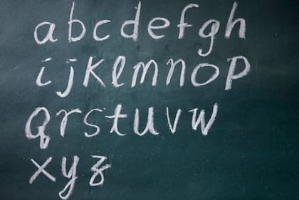 Hay unas letras del alfabeto latino, como la "d" y la "j", que parecen ir en la dirección contraria.