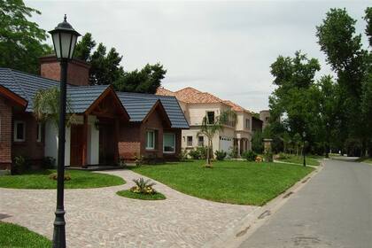 Hay varias casas edificadas y algunas están en venta; es un proyecto para vivienda permanente