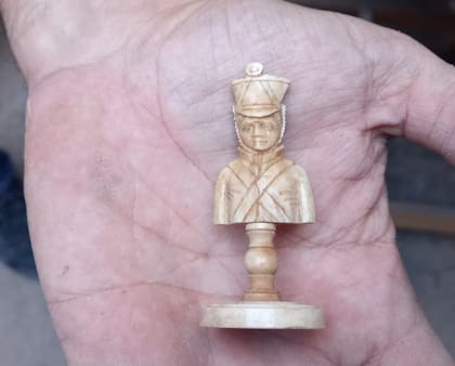 Hay varias hipótesis alrededor de la pieza de ajedrez tallada en hueso
