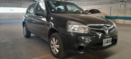 Hay varias unidades de sedanes y hatchbacks en carpeta