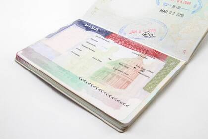 Hay varias visas para entrar a EE.UU. y después convertirse en residente permanente