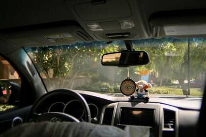 Hay varios objetos que están prohibidos colgar en el interior o exterior de los autos en Arizona (Unsplash)