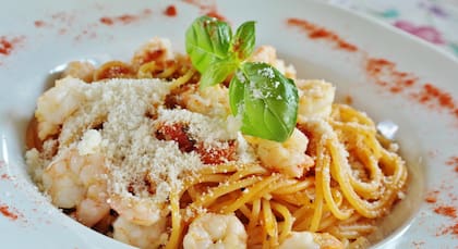 Hay varios tipos de salsa que ayudan a darle un sabor distintivo a esta pasta