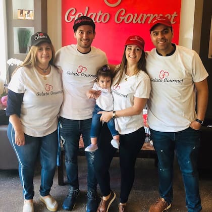 Haydeé Gómez (a la derecha) fue la primera que impulsó a su hermano para consolidar su negocio de helados