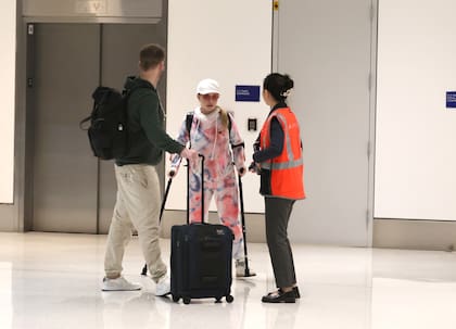 Hayden Panettiere fue fotografiada en el aeropuerto de Los Ángeles usando muletas mientras viajaba junto a Brian Hickerson