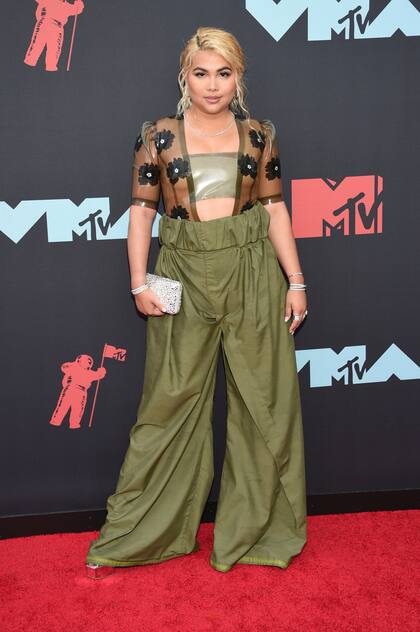 Hayley Kiyoko en tonos verde