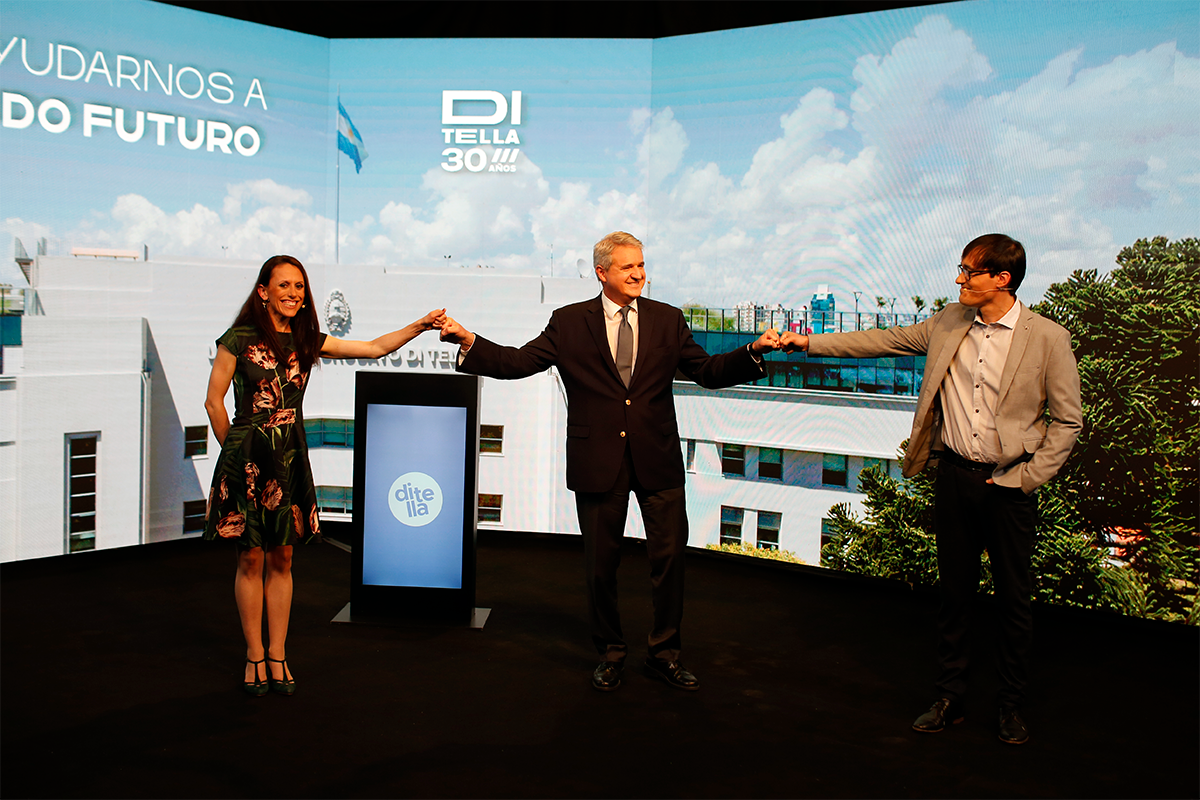 Hayley Stevenson (profesora investigadora del Departamento de Ciencia Política y Estudios Internacionales), Juan José Cruces (Rector) y Joaquín Navajas (profesor investigador de la Escuela de Negocios y director del Laboratorio de Neurociencia) en el cierre de la undécima Campaña Anual de Recaudación de Fondos de la Universidad Torcuato Di Tella bajo el lema “30 años creando futuro”