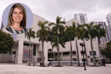 Hayvil López se graduó a los 48 años, junto a su hijo