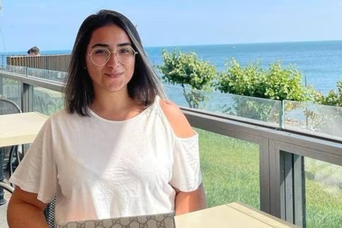 Hazal Baybasin disfrutando de un almuerzo con vista al mar (Foto: @hazal.baybasin / Instagram)