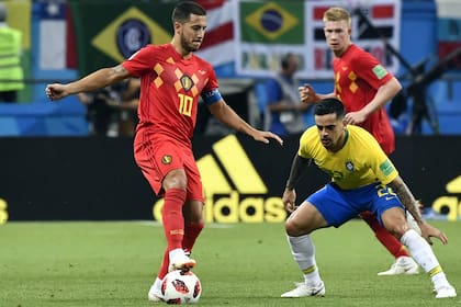 Hazard, pelota al pie; Fagner. como todo Brasil, no pudo con su habilidad