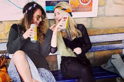 Hazel (a la izq. con una amiga) empezó a beber socialmente en su adolescencia, algo que estaba completamente normalizado