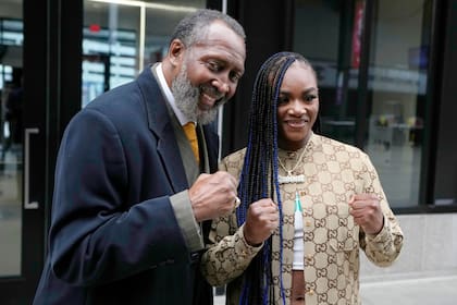 Hearns siempre fue atracción, incluso para colegas, como la doble campeona olímpica Claressa Shields, en un encuentro en 2023