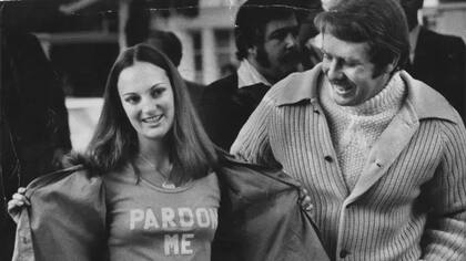 Hearst luego terminaría casada con su guardaespaldas, y el presidente Jimmy Carter conmutó su pena. En 2001, Clinton la indultó