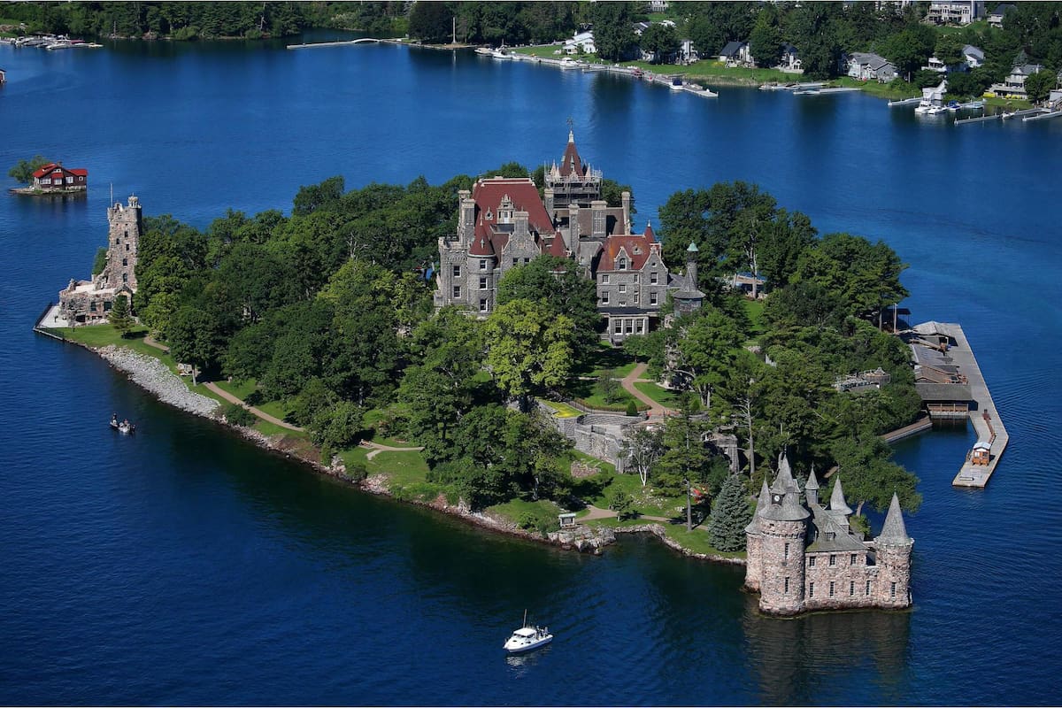 Heart Island se caracteriza por su forma de corazón y es una de las famosas Mil Islas, cerca de Nueva York