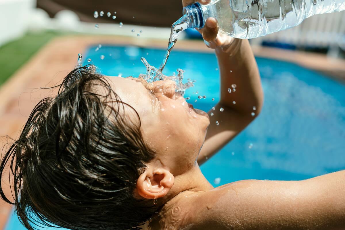 Un golpe de calor se produce en un contexto de elevada temperatura ambiental con o sin humedad: se acumula el calor en el cuerpo y el organismo es incapaz de eliminarlo por sus propios medios