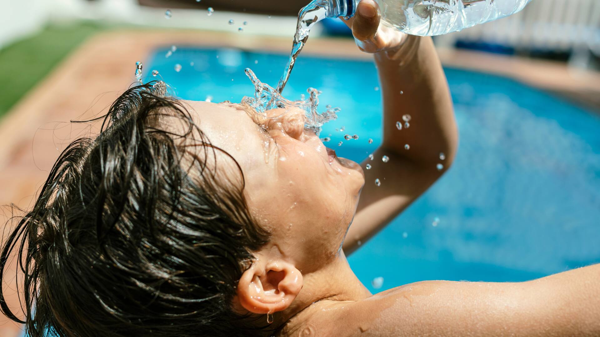 Un golpe de calor se produce en un contexto de elevada temperatura ambiental con o sin humedad: se acumula el calor en el cuerpo y el organismo es incapaz de eliminarlo por sus propios medios