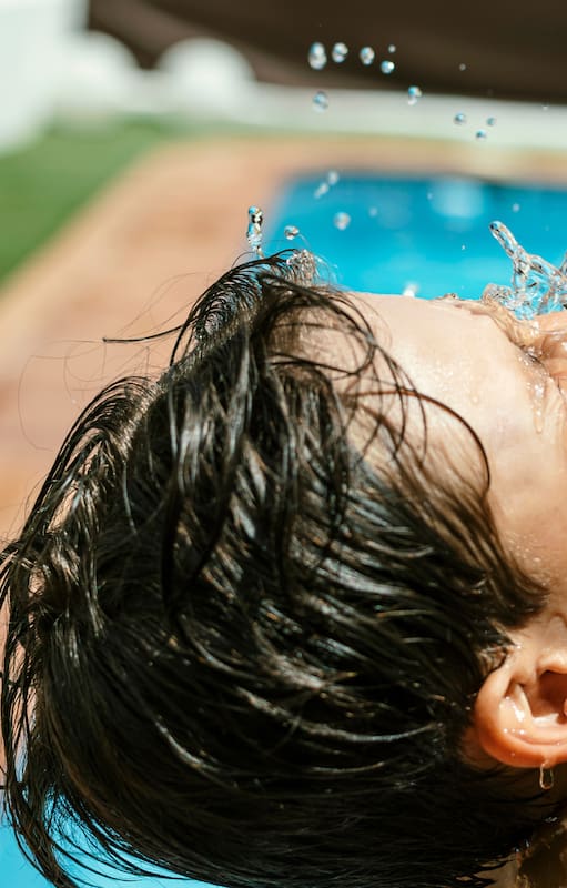 Un golpe de calor se produce en un contexto de elevada temperatura ambiental con o sin humedad: se acumula el calor en el cuerpo y el organismo es incapaz de eliminarlo por sus propios medios