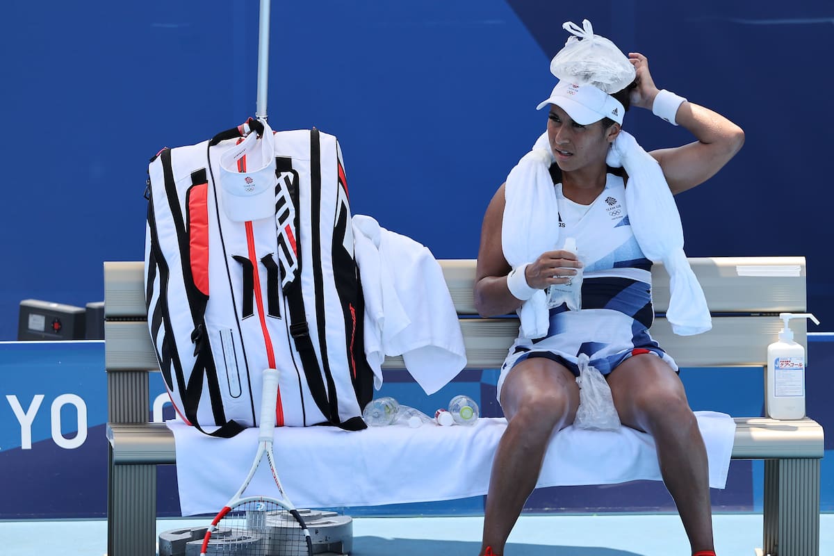 Heather Watson del equipo de Gran Bretaña intenta mantenerse fresca entre juegos durante su partido de primera ronda de singles femeninos contra Anna-Lena Friedsam del equipo de Alemania en el primer día de los Juegos Olímpicos de Tokio 2020 en Ariake Tennis Park el 24 de julio , 2021 en Tokio, Japón.