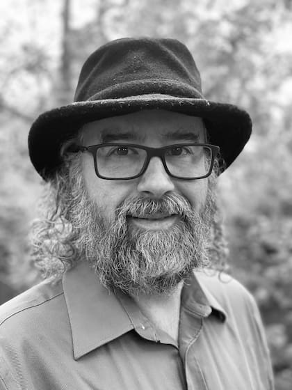 Heaven's Gate. Benjamin E. Zeller, profesor de religión en la Universidad Lake Forest de Chicago, es autor de “Puerta del Cielo. Religión Ovni de los Estados Unidos de América”, publicado originalmente en 2014 y traducido en 2019 por editorial Aurora Dorada. Es “la Biblia” de Puerta del Cielo.