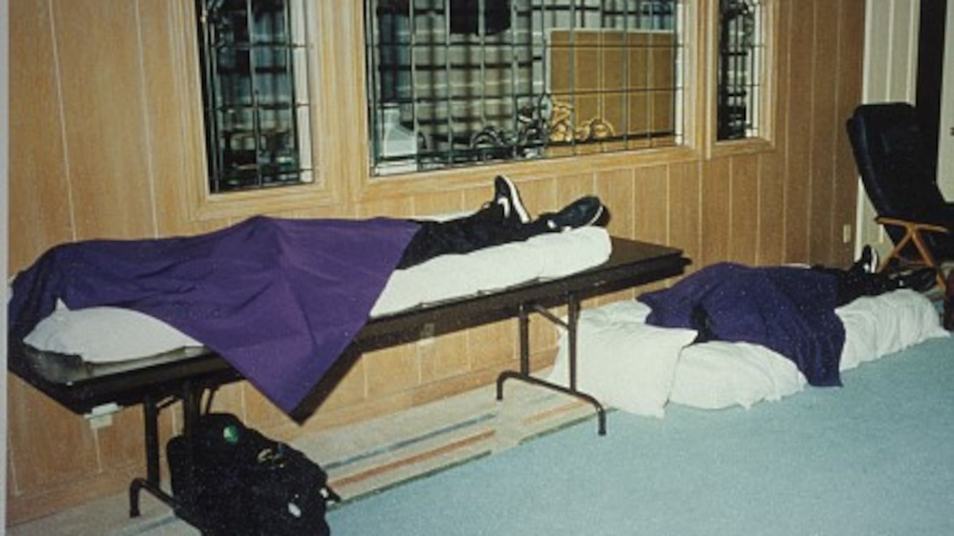 Heaven's Gate. Los 39 fieles se suicidaron por tandas. Iban quitando las bolsas de plástico de la cabeza de sus compañeros y cubrían sus “vehículos” con las mortajas moradas, el color preferido de Ti. Todos estaban vestidos igual, con idénticas zapatillas.