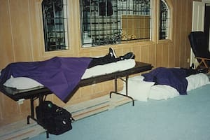 Heaven's Gate. Los 39 fieles se suicidaron por tandas. Iban quitando las bolsas de plástico de la cabeza de sus compañeros y cubrían sus “vehículos” con las mortajas moradas, el color preferido de Ti. Todos estaban vestidos igual, con idénticas zapatillas.