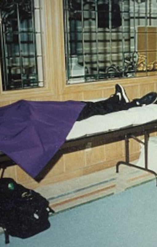 Heaven's Gate. Los 39 fieles se suicidaron por tandas. Iban quitando las bolsas de plástico de la cabeza de sus compañeros y cubrían sus “vehículos” con las mortajas moradas, el color preferido de Ti. Todos estaban vestidos igual, con idénticas zapatillas.