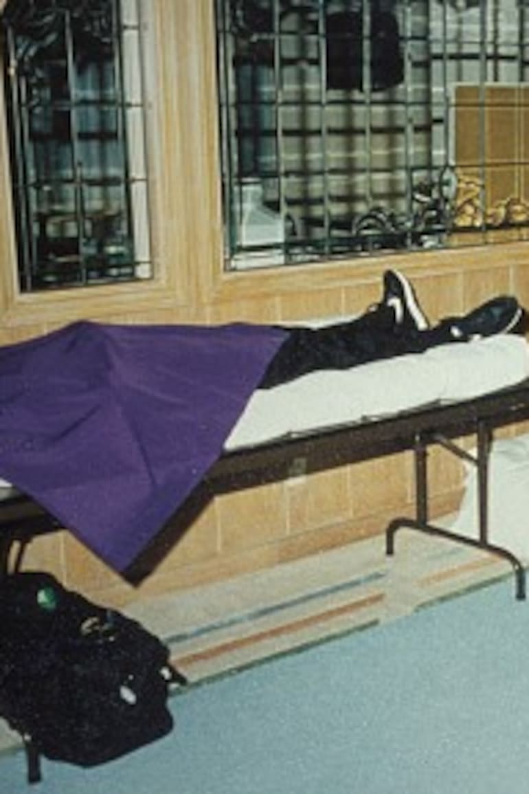 Heaven's Gate. Los 39 fieles se suicidaron por tandas. Iban quitando las bolsas de plástico de la cabeza de sus compañeros y cubrían sus “vehículos” con las mortajas moradas, el color preferido de Ti. Todos estaban vestidos igual, con idénticas zapatillas.