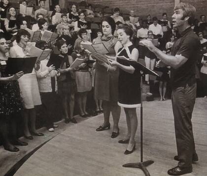 Heaven's Gate. Marshall Herff Applewhite (’Do’) (1931-1997) fue hijo de un ministro presbiteriano y obtuvo un título de grado en Filosofía. Era cantante barítono y director musical en una iglesia (foto). Su relación con un alumno, antes de su encuentro con Nettles, le causó problemas laborales.