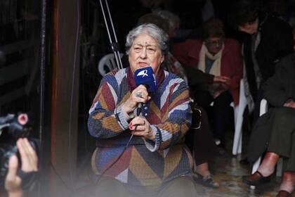 Hebe de Bonafini habla en la puerta de la Sede de Madres de Plaza de Mayo