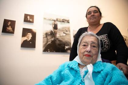 Hebe De Bonafini visitó la muestra que homenajea su vida en el CCK