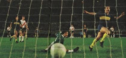 Heber Mastrángelo grita un gol al Pato Fillol, en un River-Boca