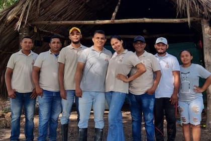 Heber y su esposa Yurleidis junto a parte del equipo de ADN Roca. FOTO: ADN Roca