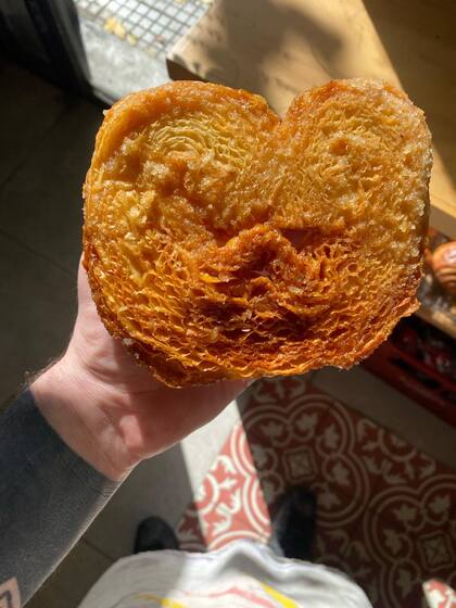 Hecha con 100% manteca del más alto tenor graso, la palmera de Melaza es crujiente y a la vez suave al disolverse en la boca.