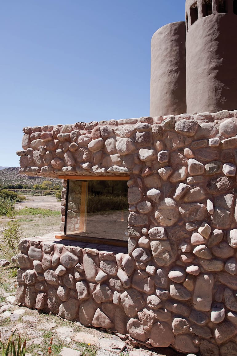 Hecha con tierra y adobe, la casa está en perfecta sintonía con la inmensidad de la puna.