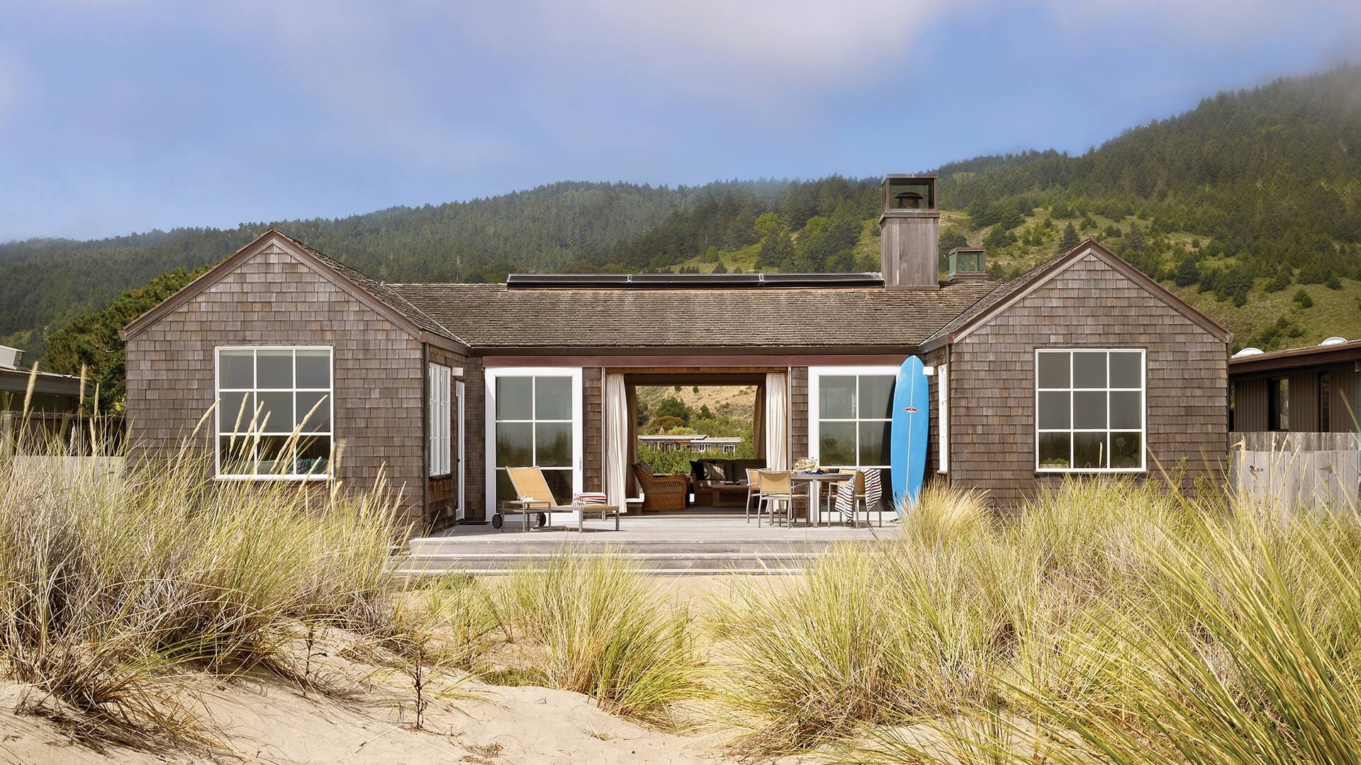 Hecha sobre un diseño con historia, la casa familiar del arquitecto Lewis Butler en Stinson Beach es el punto de encuentro de tres generaciones que, con los años, lo que vieron avanzar fue el respeto por la naturaleza, bien al estilo californiano.