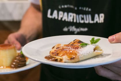 Hechos con una masa con canela y esencia de vainilla y flambeados con azúcar y ron en un horno de barro, así se sirven los panqueques de dulce de leche en La Particular de Virginio.