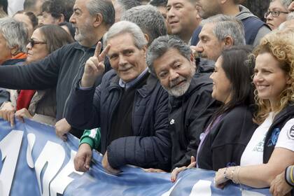 Hécor Daer, Pablo Moyano (está tapado), Carlos Acuña y Gerardo Martínez, en la marcha de la CGT