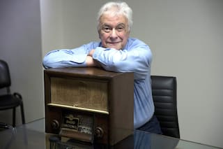 Héctor Larrea reúne sus dos pasiones, Carlos Gardel y la radio