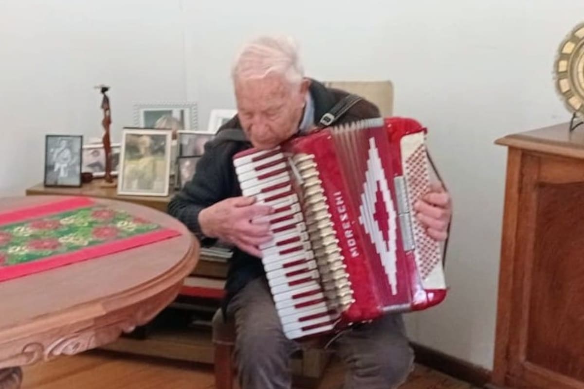 Héctor a los 92, sigue tocando en su ciudad natal
