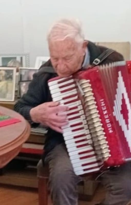 Héctor a los 92, sigue tocando en su ciudad natal