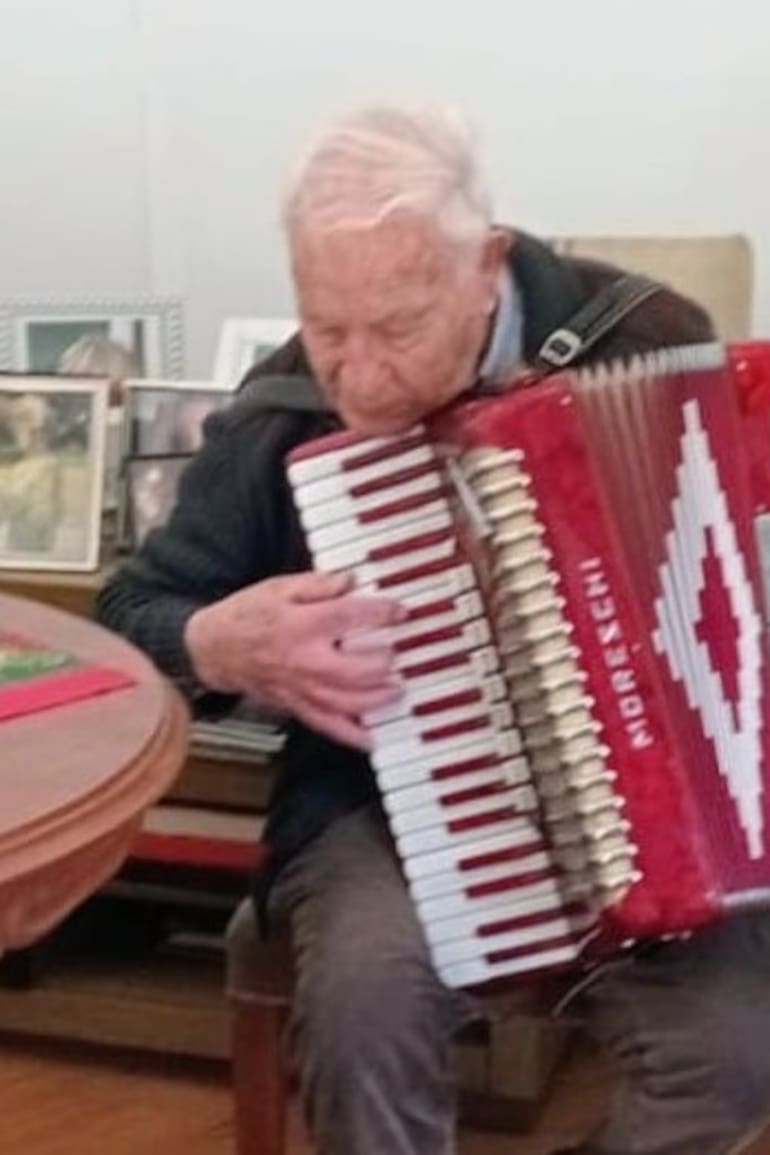 Héctor a los 92, sigue tocando en su ciudad natal