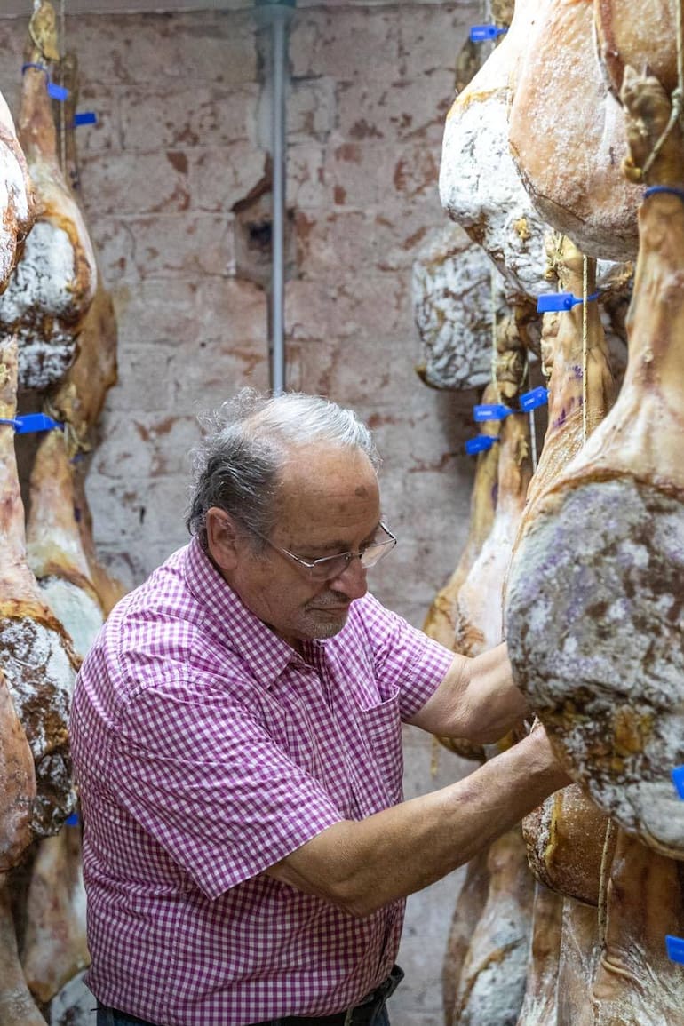 Héctor Agüero se dedica a los curados y tiene un restaurante.