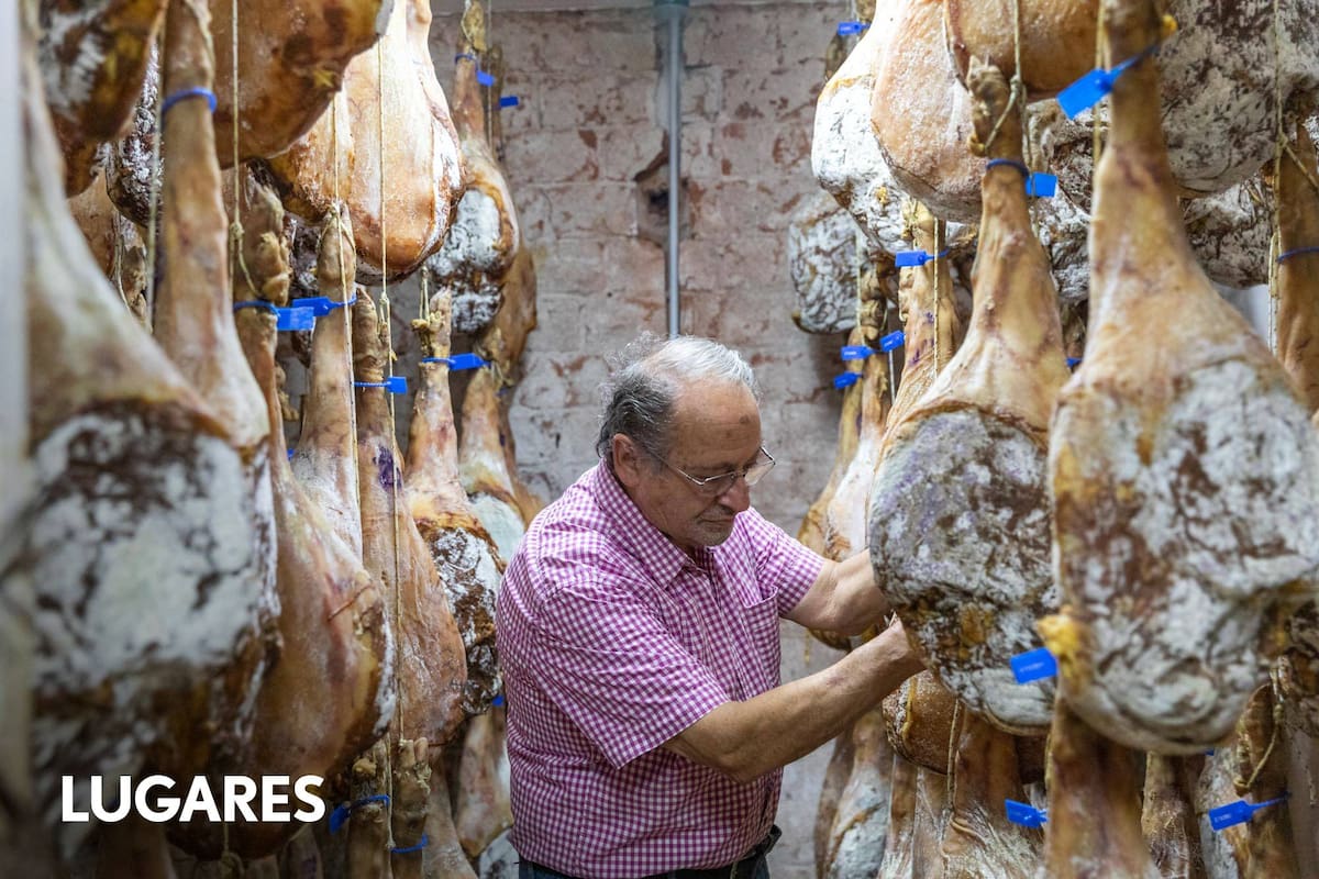 Héctor Agüero se dedica a los curados y tiene un restaurante.