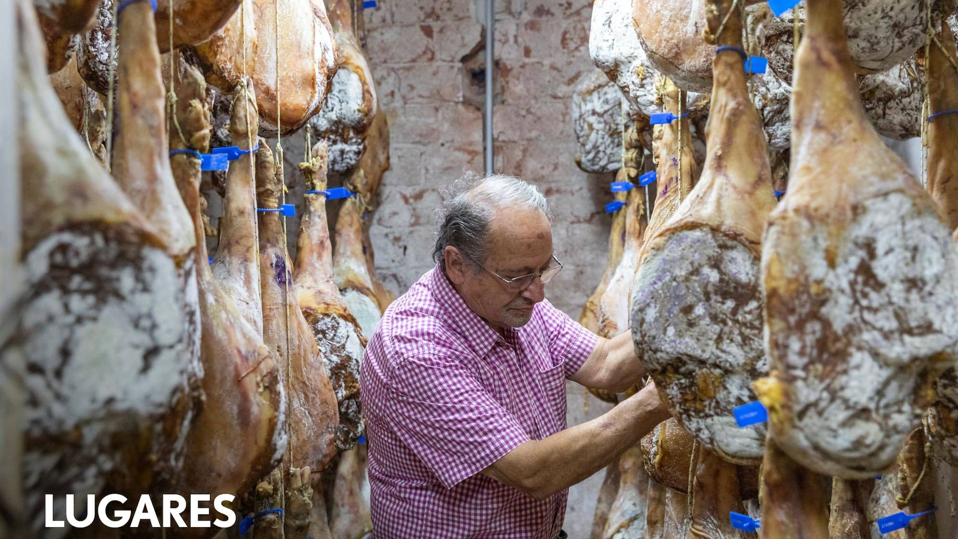 Héctor Agüero se dedica a los curados y tiene un restaurante.