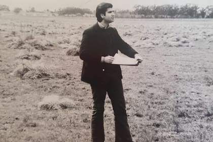 Héctor Augusto Sendoya en un campo durante una evaluación