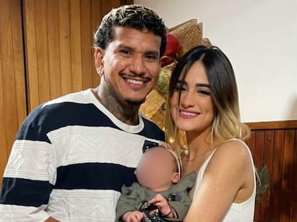 Héctor Bello, su esposa e hija