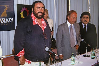 Héctor Cavallero, en la conferencia de prensa que brindó Luciano Pavarotti durante una de sus visitas al país, en 1995